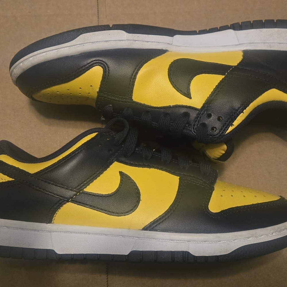 Nike Youth Size 5 Low-Top Sneakers in Black and Yellow